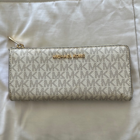 Michael Kors Pattern Wallet - Picture 1 of 11